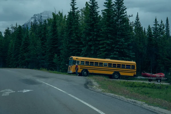 Banff Ulusal Parkı, Kanada 'nın ilk ulusal parkı, 1885 yılında kuruldu ve Kuzey Amerika kıtasının en yüksek dağları arasında yer alan bir dizi buzullar, buzullar, buz tabakaları, buzullar ve alp otlakları yer alıyor..