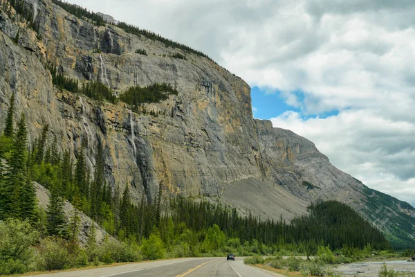Banff Ulusal Parkı, Kanada 'nın ilk ulusal parkı, 1885 yılında kuruldu ve Kuzey Amerika kıtasının en yüksek dağları arasında yer alan bir dizi buzullar, buzullar, buz tabakaları, buzullar ve alp otlakları yer alıyor..