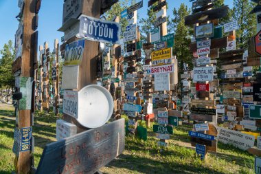 Watson Gölü Kasabası, Kanada 'da Posta Ormanı İmzala