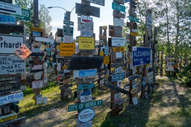 Watson Gölü Kasabası, Kanada 'da Posta Ormanı İmzala