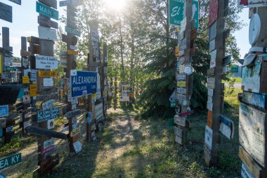 Watson Gölü Kasabası, Kanada 'da Posta Ormanı İmzala