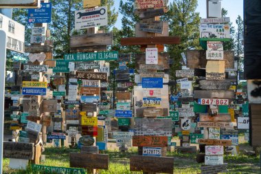 Watson Gölü Kasabası, Kanada 'da Posta Ormanı İmzala