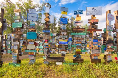 Watson Gölü Kasabası, Kanada 'da Posta Ormanı İmzala