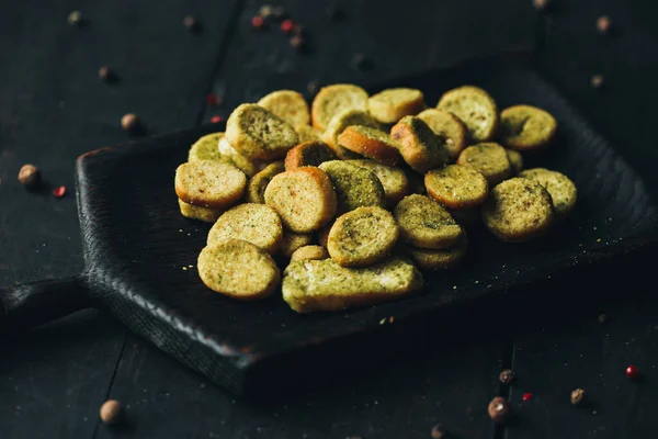 Deliziosi Snack Croccanti Dorati Base Piccoli Pezzi Pane Bianco Tagliere — Foto Stock