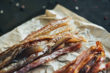 Lezzetli kırmızı ve beyaz vahşi deniz nehri kurumuş balıklar parşömen kağıdındaki tahta kesme tahtasının parçalarına ayrılmış güzel bir renk kombinasyonu.