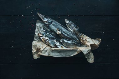 walleye, pike, bream, uskumru, ram, ringa, kurutulmuş balık, füme balık nefis nefis stil kurutulmuş balık parşömen kağıdının üzerindeki ahşap masa üzerinde kurutulmuş balık.