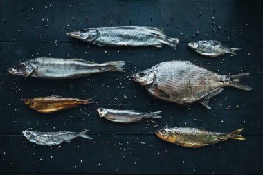 Farklı balık türleri tünek, turna balığı, shamaika, çipura, uskumru, ram, ringa balığı, kurutulmuş balık, tütsülenmiş balık...