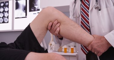 Üst düzey Beyaz doktor diz yaralanması incelenmesi