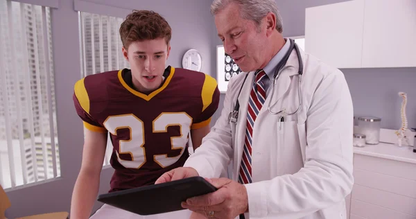 College football atleet goed nieuws ontvangen vanuit dokter — Stockfoto