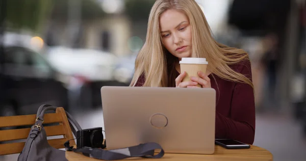 Charmante femme profiter du café tout en surfant sur Internet sur les genoux — Photo