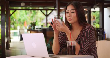 Kafe dışında onun kağıt üzerinde çalışan Çinli kadın