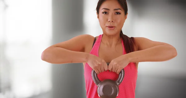 Japon kadın kettlebell ile çalışma dışarı — Stok fotoğraf