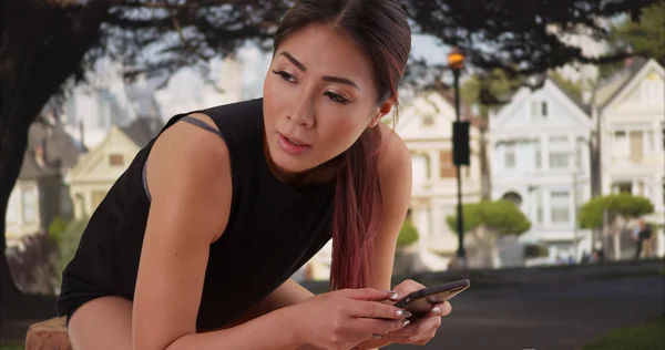 Asiatisk kvinna vilar efter lång sikt utomhus — Stockfoto