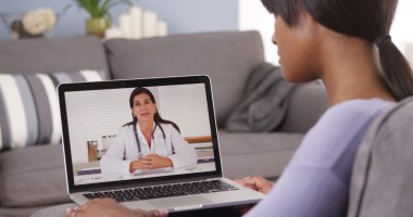 Afrikalı-Amerikalı kadın görüntülü doktor ile sohbet