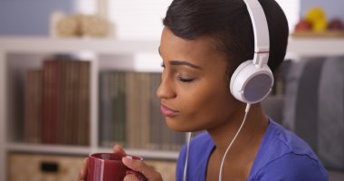 Oldukça siyah kadın kulaklık ile müzik dinlemek