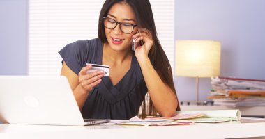 Çekici kadın onun banka ile smartphone için söz