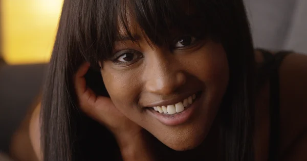 Zbliżenie uśmiechający się African American kobieta — Zdjęcie stockowe
