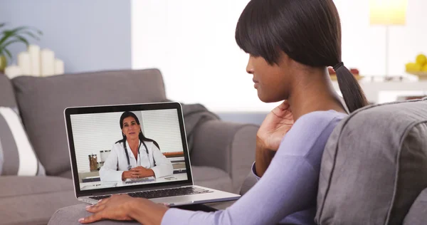 Africano mulher vídeo conversando com o médico — Fotografia de Stock