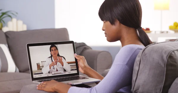 Афро-американських жінка відео, спілкуватися в чаті з лікарем — стокове фото