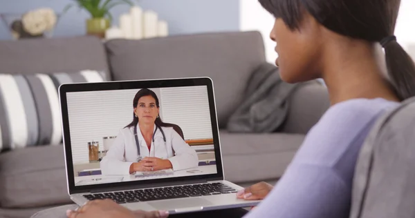 Africano mulher vídeo conversando com o médico — Fotografia de Stock