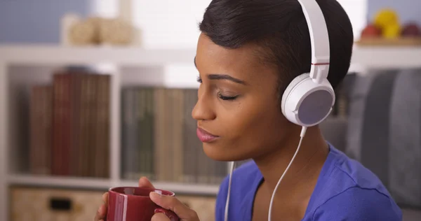 Αρκετά μαύρη γυναίκα, να ακούτε μουσική με ακουστικά — Φωτογραφία Αρχείου