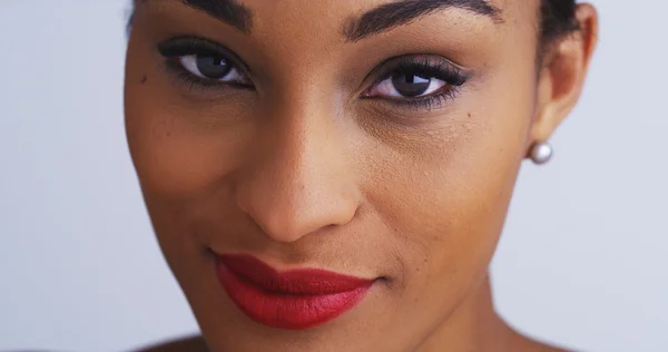 Mulher negra feliz sorrindo e olhando para a câmera — Fotografia de Stock