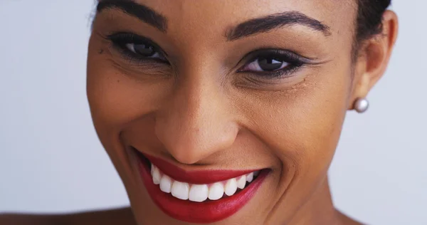 Mulher negra feliz sorrindo e olhando para a câmera — Fotografia de Stock
