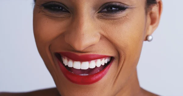 Gelukkig zwarte vrouw glimlachen en kijken naar camera — Stockfoto