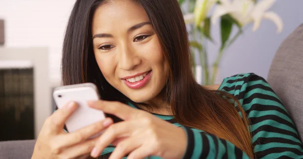 Feliz mujer asiática mensajes de texto en el teléfono inteligente —  Fotos de Stock