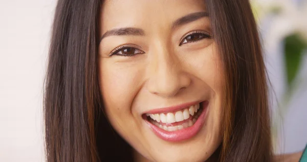 Linda mujer japonesa sonriendo y riendo — Foto de Stock