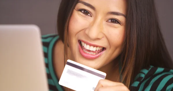 Close up of Happy Japanese woman smiling with credit card — Stock Photo, Image