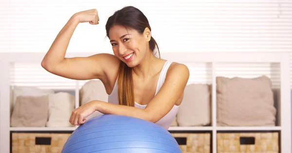 Strong Japanese woman showing off muscles — Stock Photo, Image