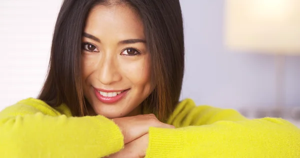 Mulher japonesa sorrindo e olhando para a câmera — Fotografia de Stock