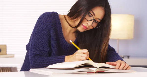 Mujer japonesa leyendo libros y tomando notas —  Fotos de Stock