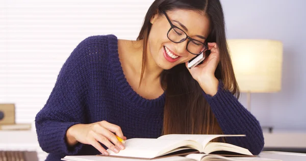 Femme parlant sur smartphone au bureau — Photo