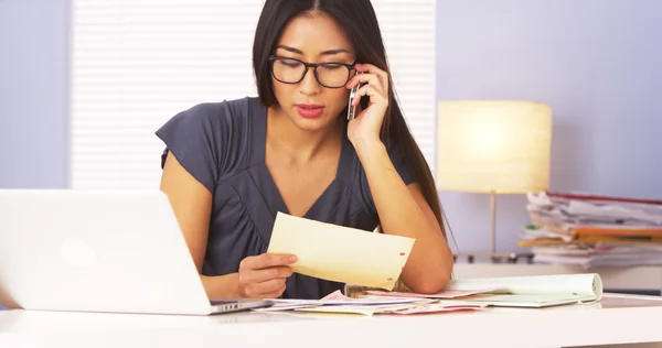 Kadın onun banka ile smartphone için söz