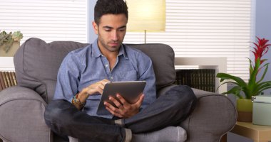 Meksikalı herif onun tablet üzerinde okuma