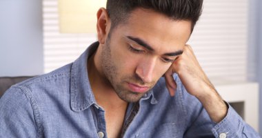 Adam aşağı bakıyor anksiyete ile