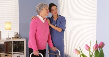 Asyalı hemşire ile konuşmak mutlu yaşlı kadın hasta