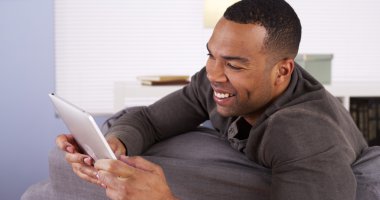 Siyah adam web tablet üzerinde sörf