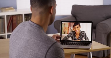 İki Afrika arkadaşlar görüntülü olarak sohbet etmek üstünde laptop