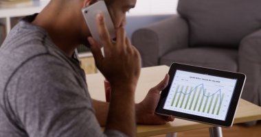 Siyah işadamı ev tablet üzerinde çalışan