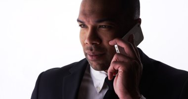 Kendine güvenen genç işadamı Smartphone'da konuşuyor