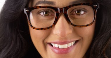 Gülümseyen ve kameraya bakarak geeky Meksikalı kadın