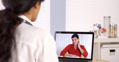 Yaşlı hasta görüntülü doktor ile sohbet