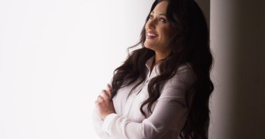 Cam kenarında gülüyor sevimli Meksika işkadını