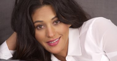 Çekici İspanyol kadın kanepede yalan