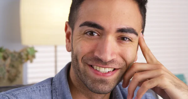 Hombre mexicano sonriendo — Foto de Stock