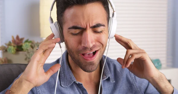 Mexicano chico cantando junto a la música con auriculares —  Fotos de Stock