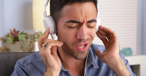 Mexikansk kille lyssna på musik — Stockfoto